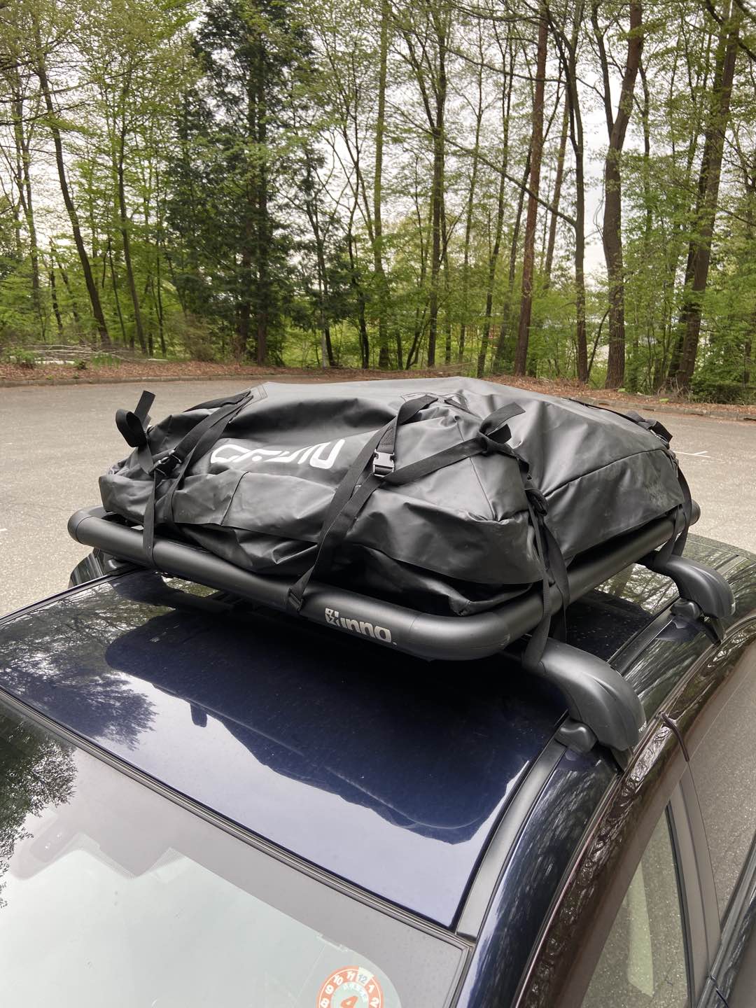 ルーフデッキ＋ルーフバックで、車の上の荷物は 雨の日キャンプでも問題なし！